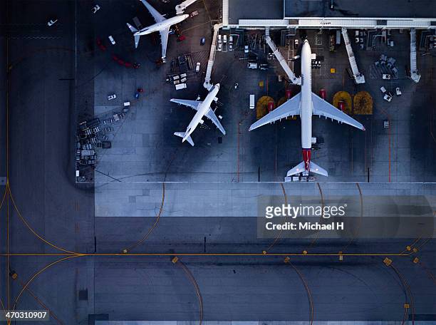 airliners at  gates and control tower at lax - airport runway from above stock pictures, royalty-free photos & images