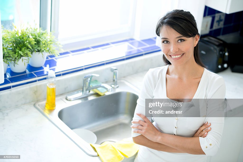 Woman in the kitchen washing dishes