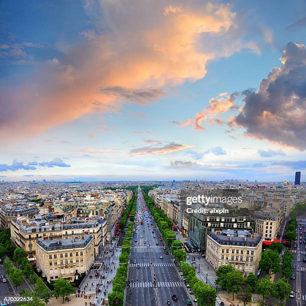 champs elysees, paris - avenue champs élysées stockfoto's en -beelden