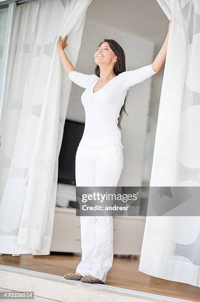 woman relaxing at home - zuiverheid stockfoto's en -beelden