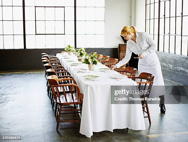 waitress setting banquet table for dinner party - spoil system 個照片及圖片檔