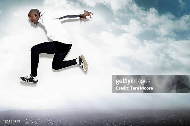 athlete jumping into the sky - dedicação - fotografias e filmes do acervo
