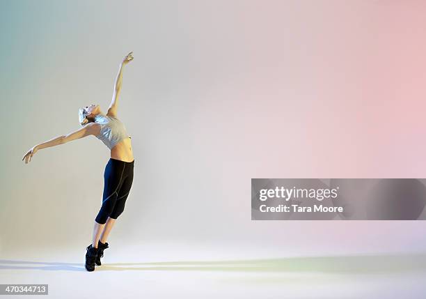 urban ballet dancer in graceful pose - frau arme hoch ganzkörper stock-fotos und bilder