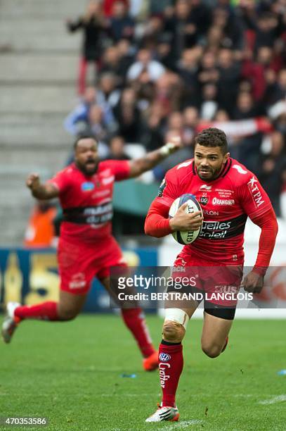 Toulon's winger Bryan Habana runs to score a try during the European Champions Cup rugby union semi final match between Toulon and Leinster on April...