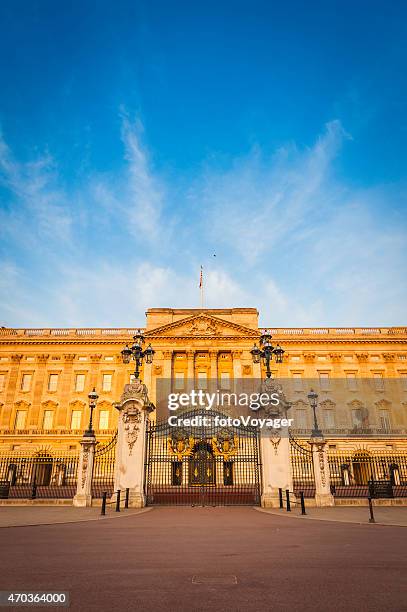 london amanecer dorado semáforo en el palacio de buckingham, el centro comercial reino unido - palacio de buckingham fotografías e imágenes de stock