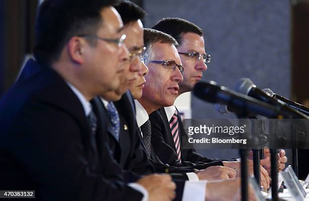 Carlos Tavares, chief executive officer of PSA Peugeot Citroen, second from right, and Xu Ping, chairman of Dongfeng Motor Group Co., center, attend...
