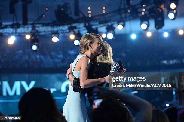 Taylor Swift and Andrea Swift hug onstage during the 50th Academy of Country Music Awards at AT&T Stadium on April 19, 2015 in Arlington, Texas.