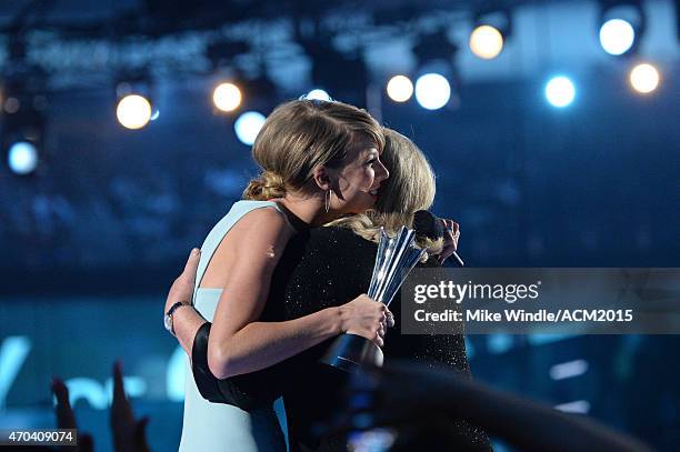 Taylor Swift and Andrea Swift hug onstage during the 50th Academy of Country Music Awards at AT&T Stadium on April 19, 2015 in Arlington, Texas.