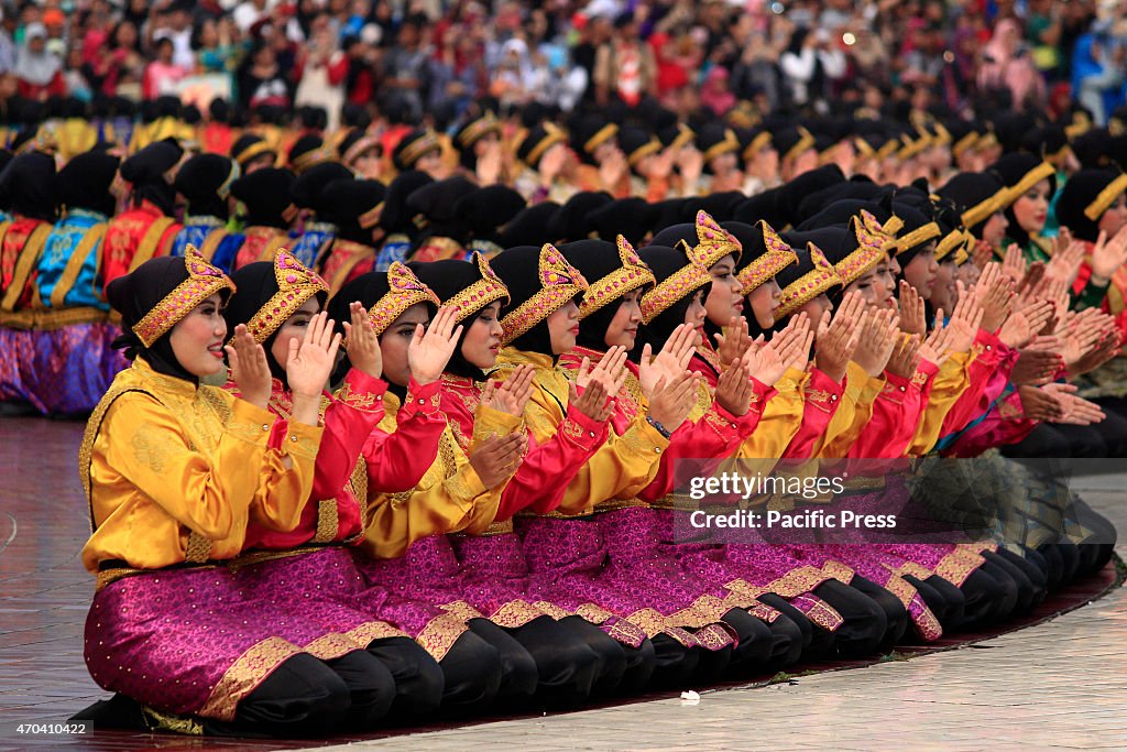 1,700 students voluntarily dance the "Saman dance" to break...