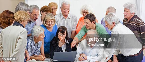 grande gruppo di senior divertendosi su evento relativo all'istruzione - evento relativo allistruzione foto e immagini stock