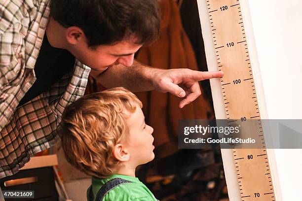 growing up - menschliche körpergröße stock-fotos und bilder