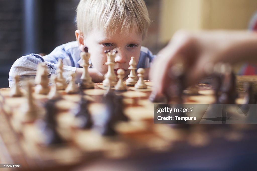 Criança de escola primária criança jogar Xadrez