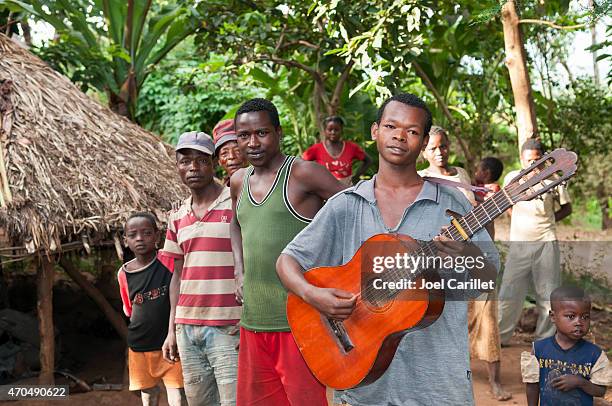 ethiopian man playing the guitar near jinka, ethiopia - ethiopische etniciteit stockfoto's en -beelden