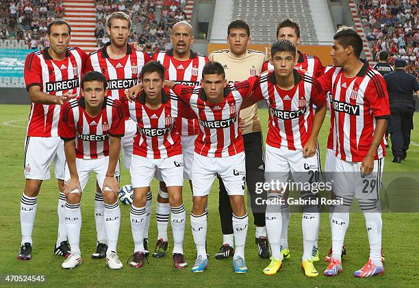 Players of Estudiantes pose for a team photo before a match between Estudiantes and Lanus as part of third round of Torneo Final 2014 at Ciudad de La...