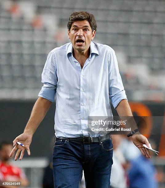 Mauricio Pellegrino coach of Estudiantes gives instructions to his players during a match between Estudiantes and Lanus as part of third round of...