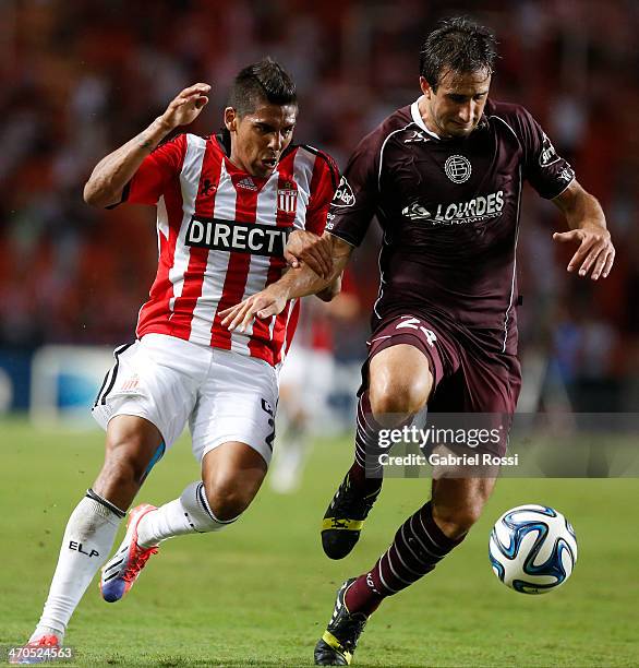 Franco Jara of Estudiantes fights for the ball with Carlos Izquierdoz of Lanus during a match between Estudiantes and Lanus as part of third round of...