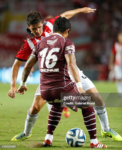 Guido Carillo of Estudiantes fights for the ball with Victor Ayala of Lanus during a match between Estudiantes and Lanus as part of third round of...