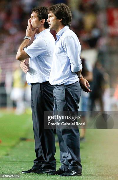 Guillermo Barros Schelotto coach of Lanus and his brother Gustavo Barros Schelotto look the game during a match between Estudiantes and Lanus as part...