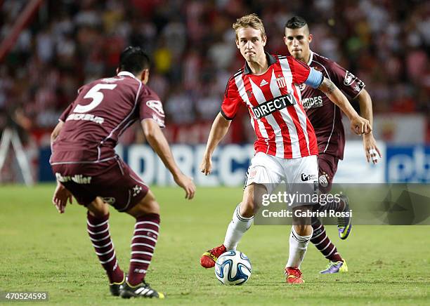 Gaston Gil Romero of Estudiantes drives the ball during a match between Estudiantes and Lanus as part of third round of Torneo Final 2014 at Ciudad...