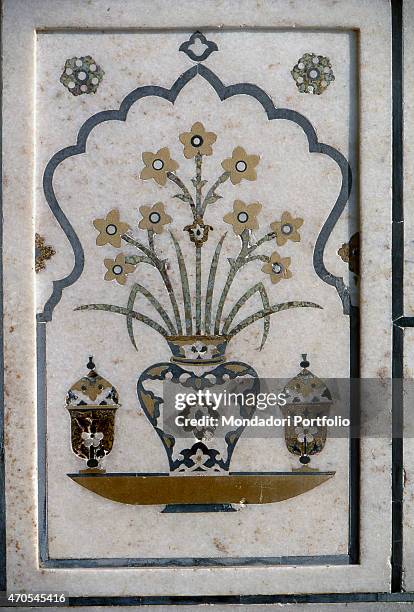 India Inlay Stone Work 73 Tomb Of Nur Jahan Stock Photos, High-Res Pictures, and Images ...
