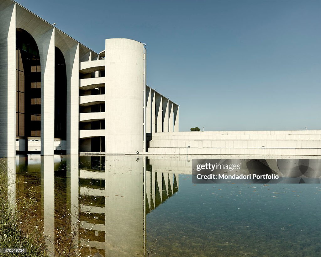 "Mondadori Building (Palazzo Mondadori), by Oscar Niemeyer, 1968-1975, 20th Century, concrete and glass"