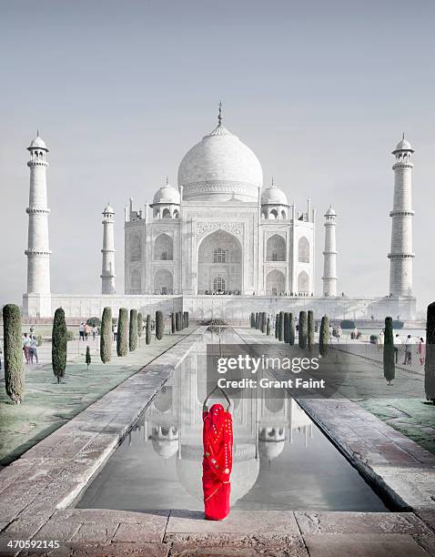 woman in red sari praying at taj mahal - woman in red sari stock-fotos und bilder