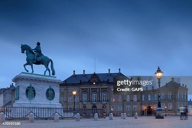 amalienborg square in copenhagen at dusk - amalienborg palace stock pictures, royalty-free photos & images