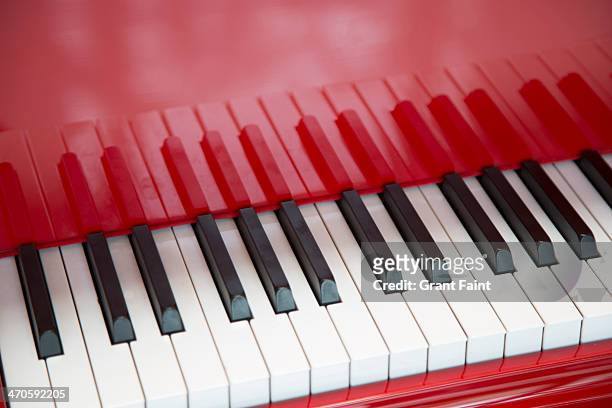 close up red piano - red grant stock-fotos und bilder