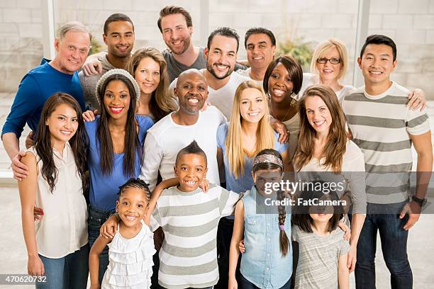 multi-generational group - menselijke leeftijd stockfoto's en -beelden