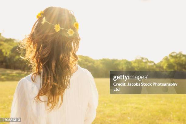 hispanic woman wearing flower crown outdoors - blumenkrone stock-fotos und bilder