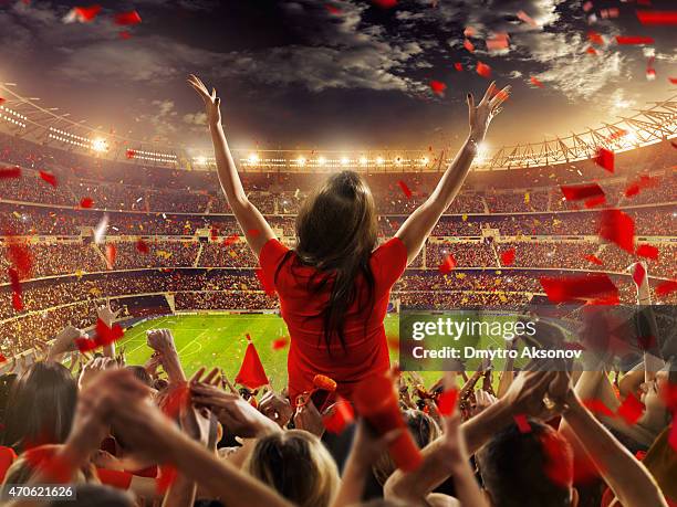 fans beim stadion - fußballmannschaft stock-fotos und bilder