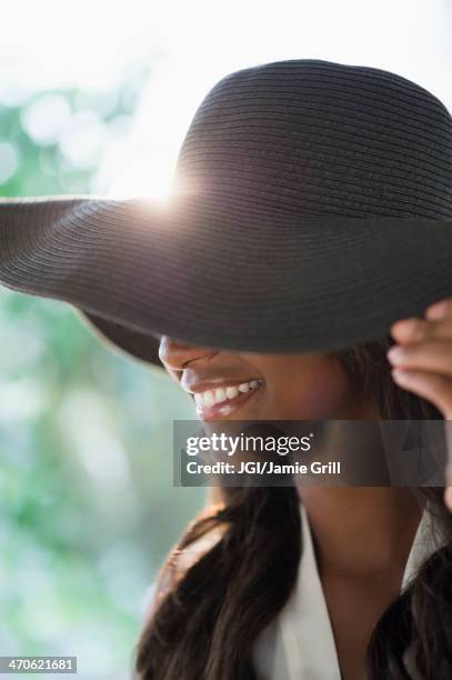 black woman wearing sun hat - sun hat stock pictures, royalty-free photos & images