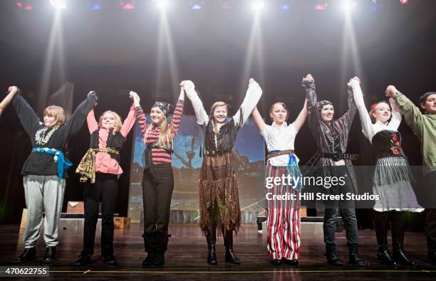 students bowing in play - peça de teatro escolar imagens e fotografias de stock