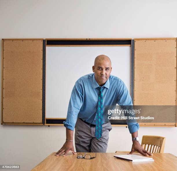 businessman standing in office - overhemd en stropdas stockfoto's en -beelden