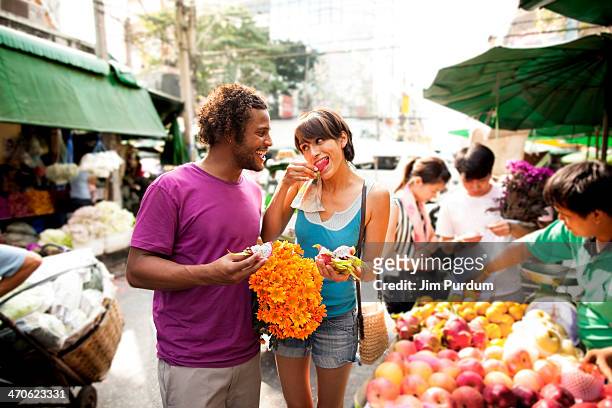 couple shopping in outdoor market, bangkok, bangkok, thailand - bangkok stock-fotos und bilder