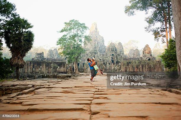 couple visiting ancient temple, angkor, siem reap, cambodia - siemreap tempelkomplex stock-fotos und bilder
