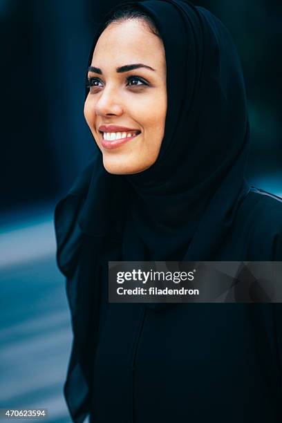 emirati woman - emarati woman stock pictures, royalty-free photos & images