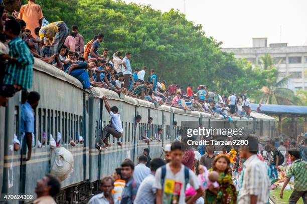 passagiere auf dem dach der zug, dhaka, bangladesch - india train stock-fotos und bilder