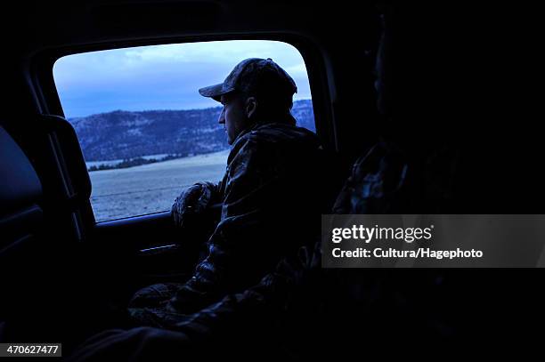 two deer hunters in back of off road vehicle, john day, oregon, usa - cultura americana 個照片及圖片檔
