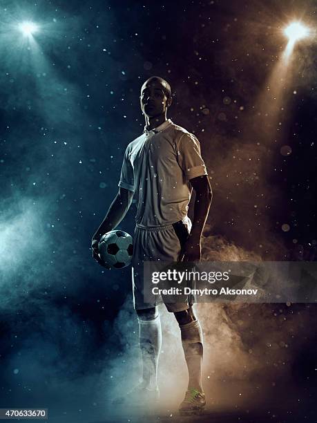 jugador de fútbol con pelota - futbolistas fotografías e imágenes de stock