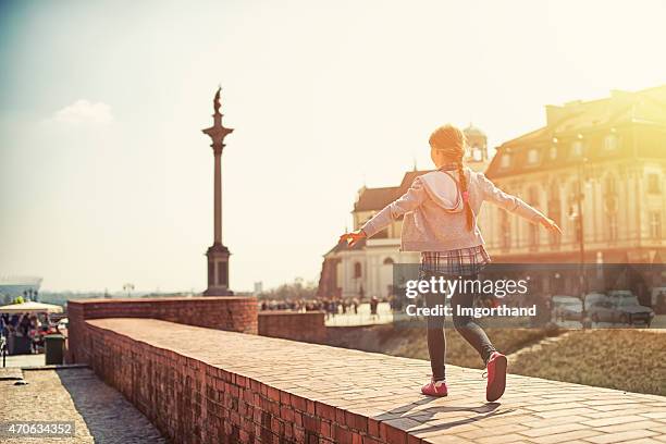 小さな女の子ワルシャワ観光地 - warsaw ストックフォトと画像