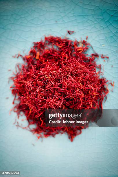 studio shot of heap of saffron - saffron 個照片及圖片檔