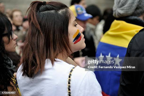 Una manifestante participa en una protesta, Domingo 16 de febrero de 2014, en Barcelona . Cientos de personas se concentran hoy en Plaza Sant Jaume...