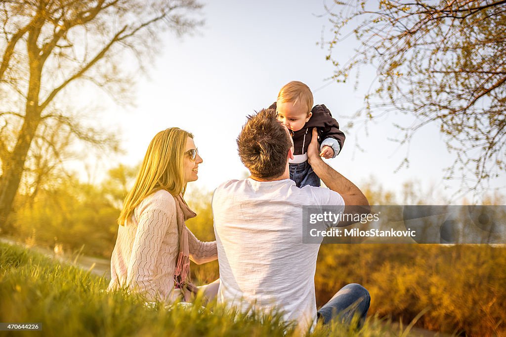 Familia joven feliz en la naturaleza