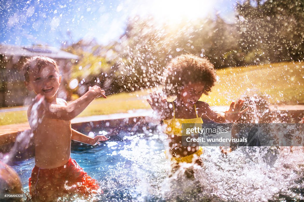 Pequena garota Afro e amigo de água e mergulhe na piscina