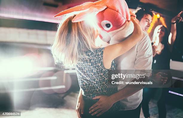 casal romântico, com guy em um coelho dança em conjunto cabeça - mask disguise imagens e fotografias de stock