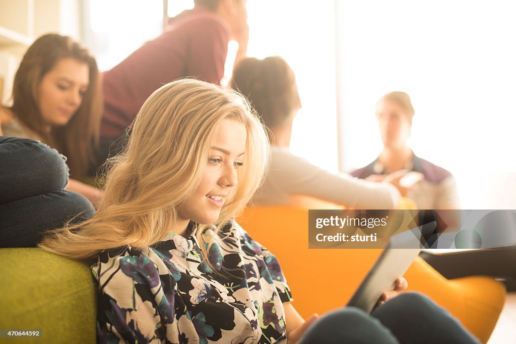 Junge Studentin mit einem digitalen tablet.