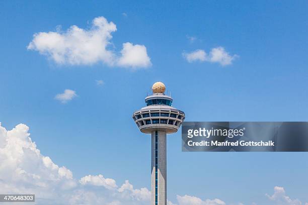 changi airport control tower - turm stock-fotos und bilder