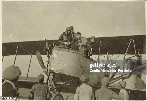 Gabriele D'Annunzio is about to leave in a plane with Italian soldiers. August 1918. Gelatine process. Rome, Central Museum of the Risorgimento "