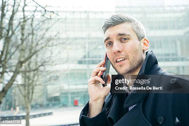 businessman talking on the phone - bringing home the bacon engelse uitdrukking stockfoto's en -beelden
